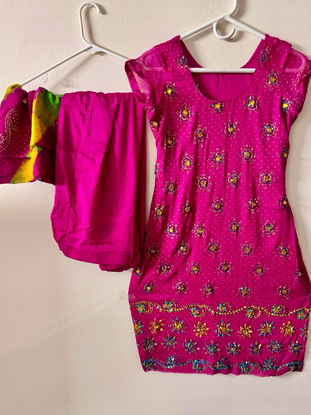 Salwaar kameez dupatta 
Top bust 19”
Length 37”